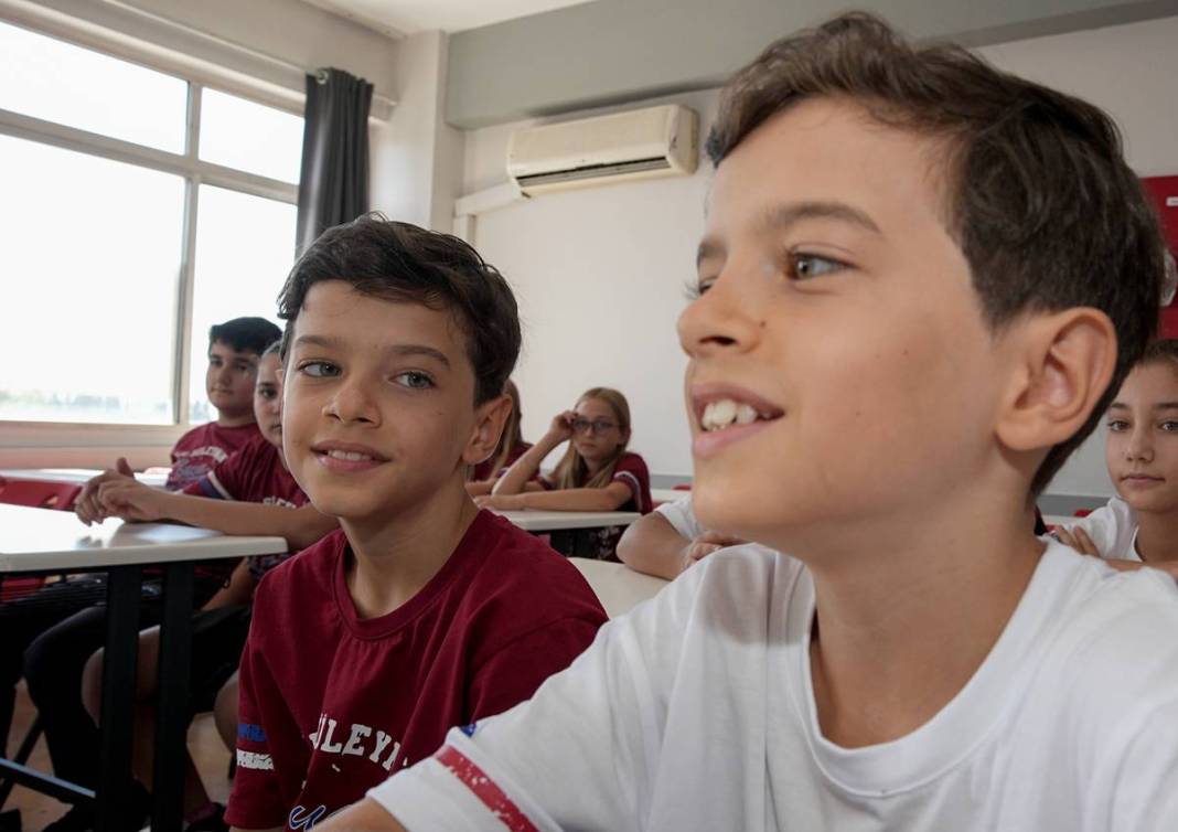 Okuldaki herkes aynı kişiyi gördüğünü sanıyor: 26 ikiz kardeşle eğitime başlıyorlar 6